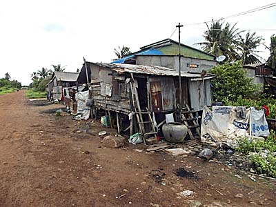 Slum in Southeast Asia by Asienreisender